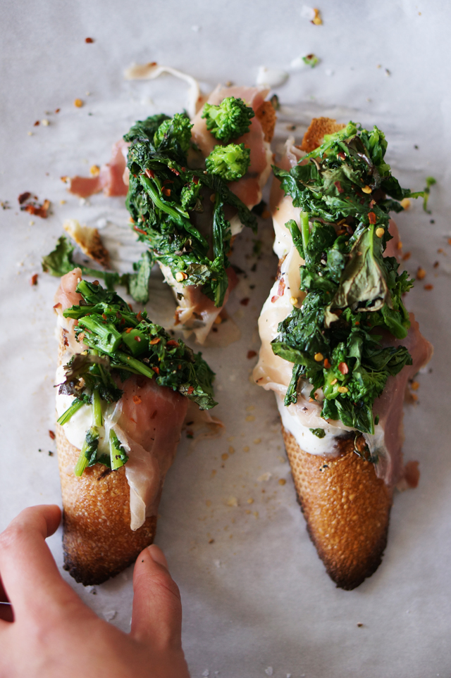 Broccoli Rabe Crostini from Honestly YUM // Weekend Finds on Serious Crust by Annie Fassler